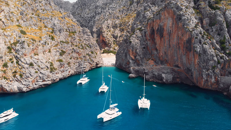 Cala de sa Calobra z zakotwiczonymi jachtami żaglowymi